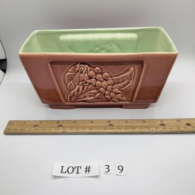 Lot 39 - vintage Red Wing Planter
