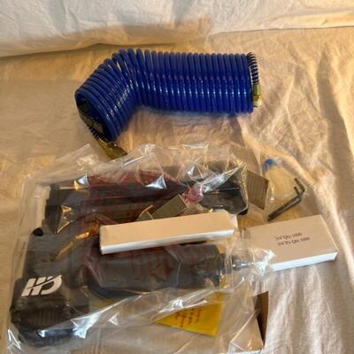 Campbell Hausfield 1 1/4 Brad Stapler Air Compression w/ Hose New In Box