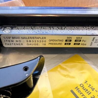 Campbell Hausfield 1 1/4 Brad Stapler Air Compression w/ Hose New In Box