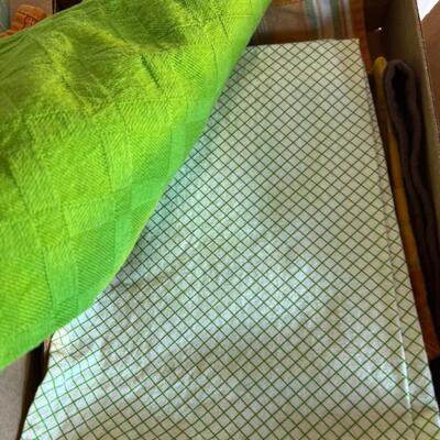 Vintage Linens / Towels / Blankets Lot