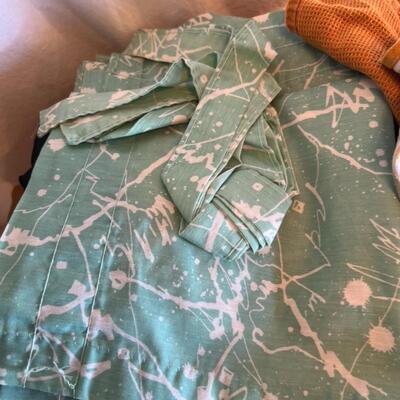 Vintage Linens / Towels / Blankets Lot