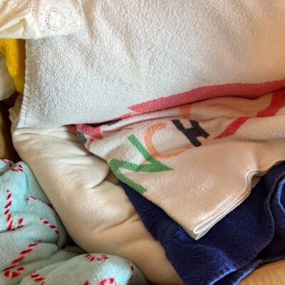 Vintage Linens / Towels / Blankets Lot