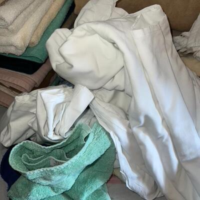 Huge Bathroom Lot w/ Towels