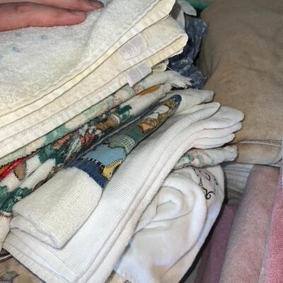 Huge Bathroom Lot w/ Towels
