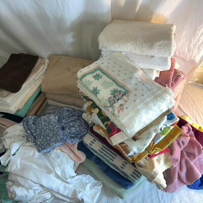 Huge Bathroom Lot w/ Towels