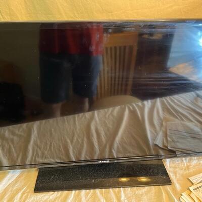 2 TV Lot 22' Sony Bravia TV w/ Box, 35' Samsung Series 5