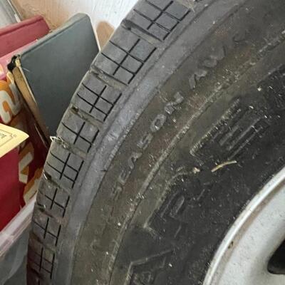 UniRoyal Tire P235 / 17' Rim Excellent Tread