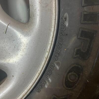 UniRoyal Tire P235 / 17' Rim Excellent Tread