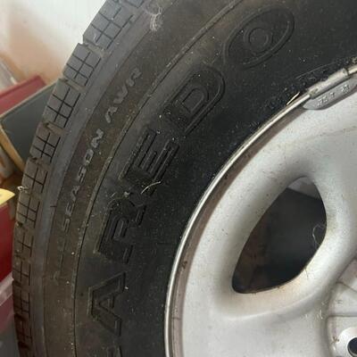 UniRoyal Tire P235 / 17' Rim Excellent Tread