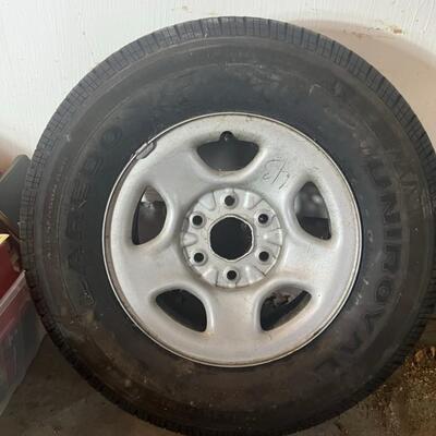 UniRoyal Tire P235 / 17' Rim Excellent Tread