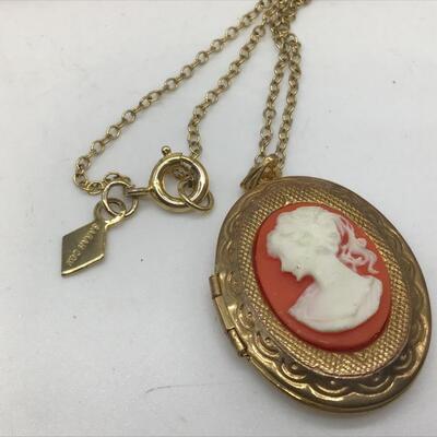 Vintage Sarah Coventry locket Cameo necklace