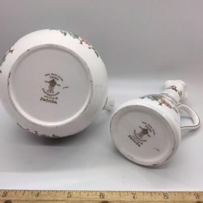 Lot 65 - Staffordshire bone china pagoda pattern pitchers
