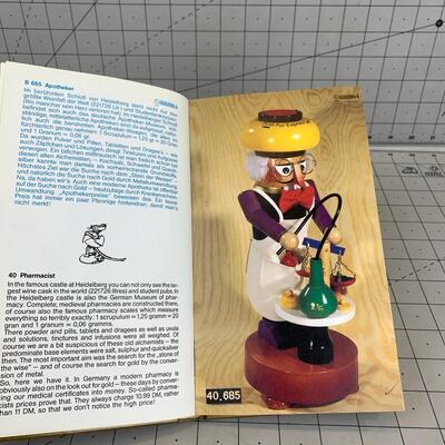 #36 *SIGNED* Steinbach Collector's Book Of Nutcrackers