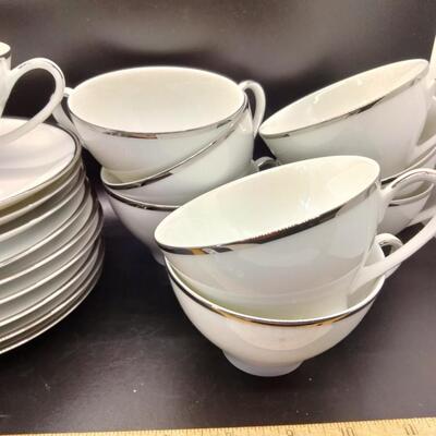 Lot 99 - Set of 9 cups/saucers