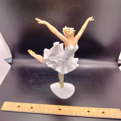 Lot 102 - Vintage Porcelain Ballerina Figurine