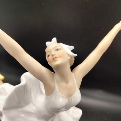 Lot 102 - Vintage Porcelain Ballerina Figurine