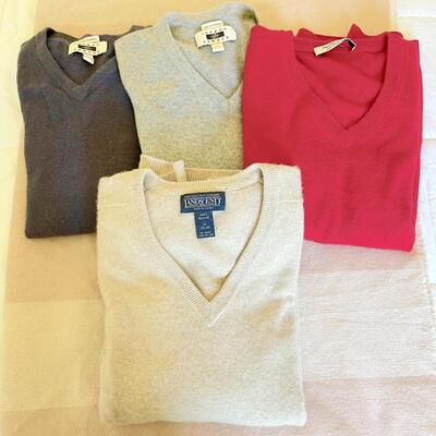 LOT 14  GROUP OF 4 MENS V NECK CASHMERE PULL OVER SWEATERS