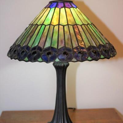 REPRODUCTION STAINED GLASS TABLE LAMP W/GREEN AND AMETHYST COLORS. JEWELED AT EDGE