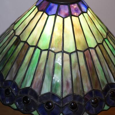 REPRODUCTION STAINED GLASS TABLE LAMP W/GREEN AND AMETHYST COLORS. JEWELED AT EDGE