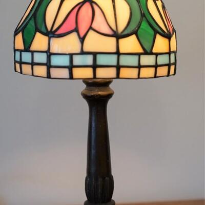 REPRODUCTION SMALL TABLE LAMP W/TULIPS