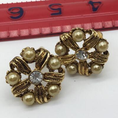 Gorgeous Vintage Clip on Earrings