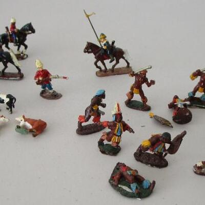 #21 Vintage lead miniture figurines, 30 pieces