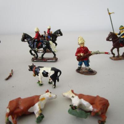 #21 Vintage lead miniture figurines, 30 pieces