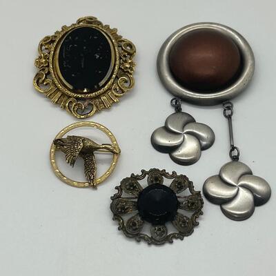 LOTJ83: Four Vintage Brooches