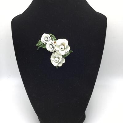 LOTJ105: Vintage White and Green Enamel Flower Brooch