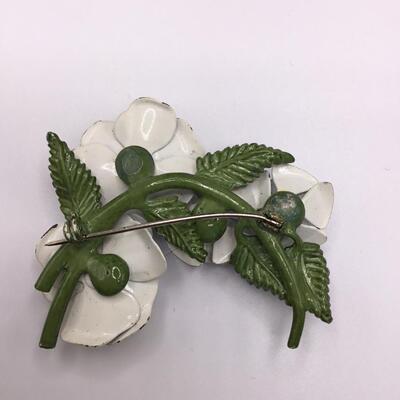 LOTJ105: Vintage White and Green Enamel Flower Brooch