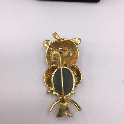 LOTJ125: Vintage Owl Brooch/Pendant with Jade Jelly Belly