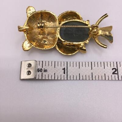 LOTJ125: Vintage Owl Brooch/Pendant with Jade Jelly Belly