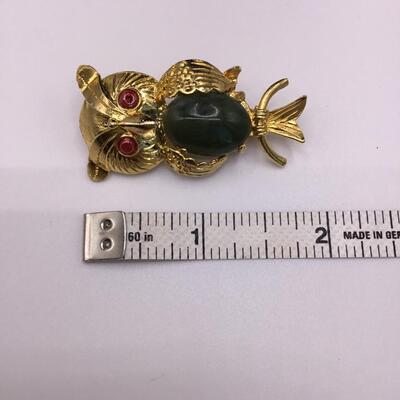 LOTJ125: Vintage Owl Brooch/Pendant with Jade Jelly Belly