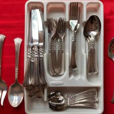 Oneida Flatware Set: 66 Pieces