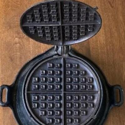 Vintage Griswold Cast Iron Waffle Iron