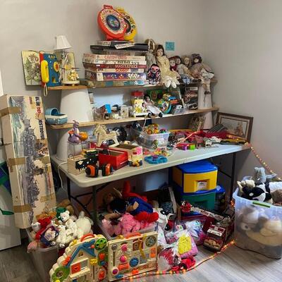 Lot 17: Toys, Boardgames, Lionel Trains, TY Beanie Babies & more