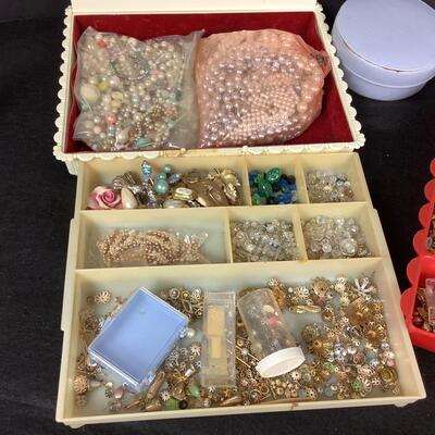 908 Lot of Broken Jewelry / Beads , Art projects