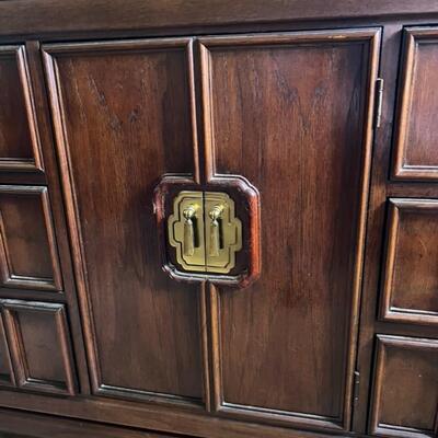 Late 20th Century Thomasville Dresser w/ Mirror Triple Door Mystique II Collection