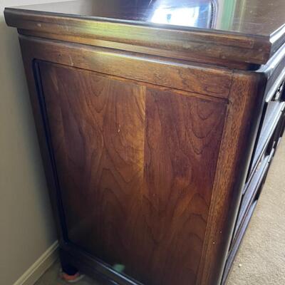 Late 20th Century Thomasville Dresser w/ Mirror Triple Door Mystique II Collection