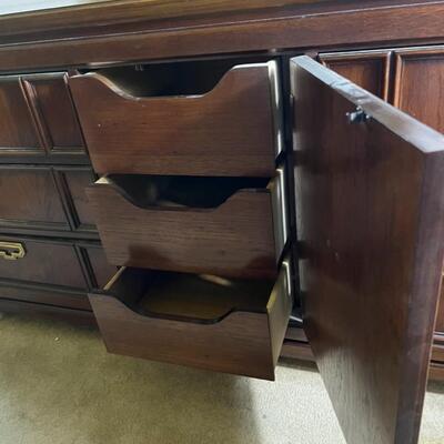 Late 20th Century Thomasville Dresser w/ Mirror Triple Door Mystique II Collection
