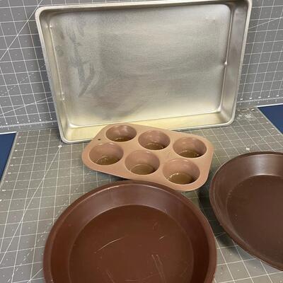 Baking Tins (4); Pie, Muffin and Deep Dish 
