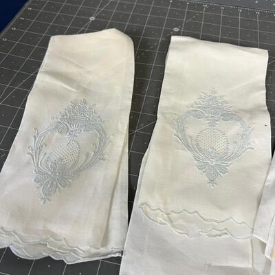 2 Sets of 2 Embroidered Napkins