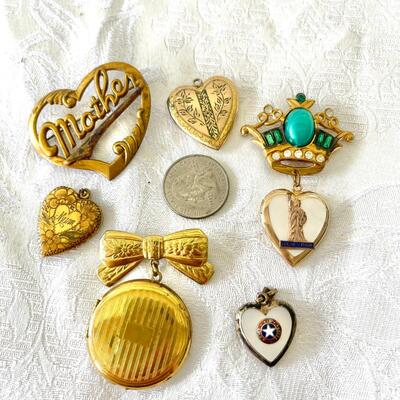 LOT 97  GROUP OF VINTAGE COSTUME JEWELRY NOVELTY PINS LOCKETS