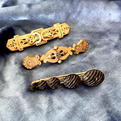 LOT 102  GROUP OF VICTORIAN ETRUSCAN REVIVAL PINCHBECK & MOURNING BAR PINS