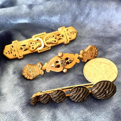 LOT 102  GROUP OF VICTORIAN ETRUSCAN REVIVAL PINCHBECK & MOURNING BAR PINS