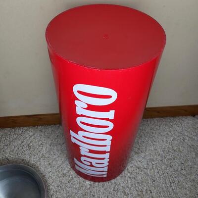 COLLECTABLE MARLBORO STAND UP ASH TRAY