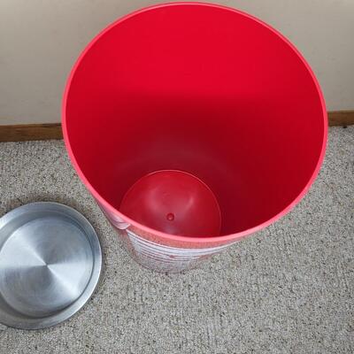COLLECTABLE MARLBORO STAND UP ASH TRAY