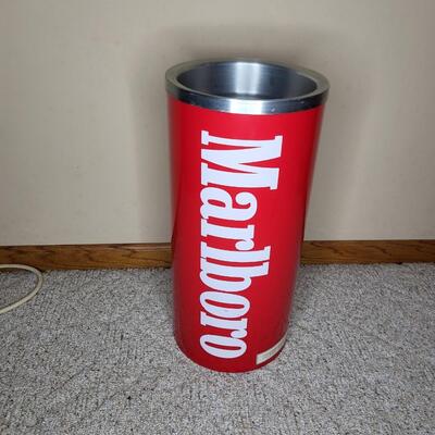 COLLECTABLE MARLBORO STAND UP ASH TRAY