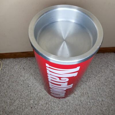 COLLECTABLE MARLBORO STAND UP ASH TRAY