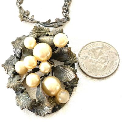 LOT 108  VINTAGE COSTUME JEWELRY CHUNKY LEAFY PENDANT W/FAUX PEARLS